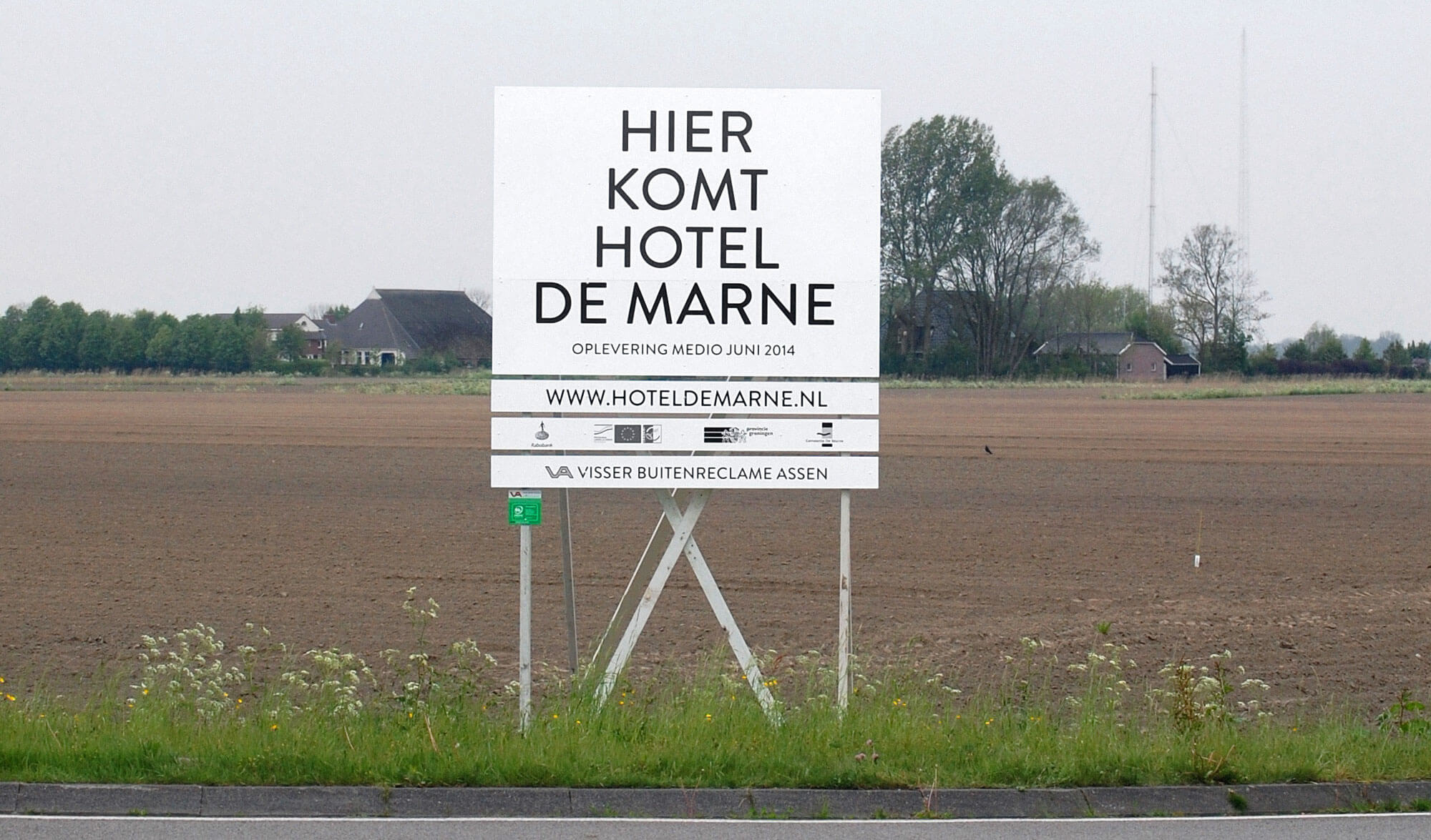 HOTEL DE MARNE Building Sign